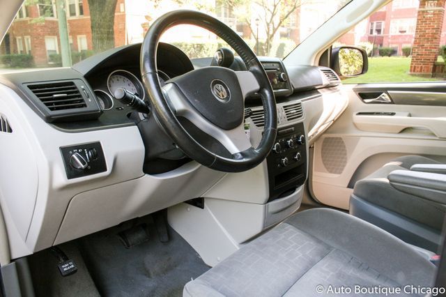 2009 Volkswagen Routan (Red/Gray)