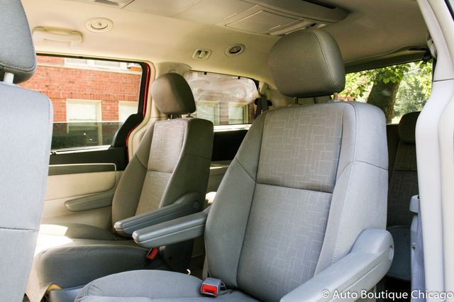 2009 Volkswagen Routan (Red/Gray)