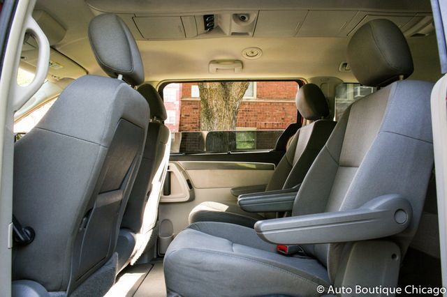 2009 Volkswagen Routan (Red/Gray)