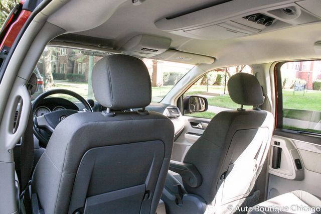 2009 Volkswagen Routan (Red/Gray)