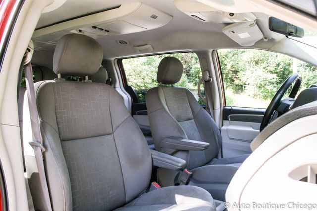 2009 Volkswagen Routan (Red/Gray)