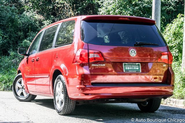 2009 Volkswagen Routan (Red/Gray)
