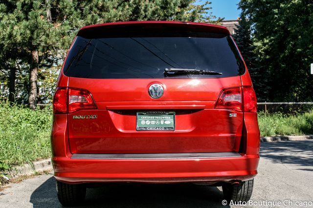 2009 Volkswagen Routan (Red/Gray)