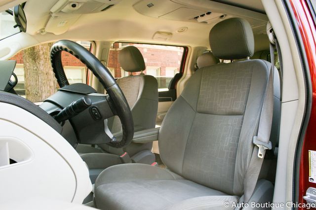 2009 Volkswagen Routan (Red/Gray)