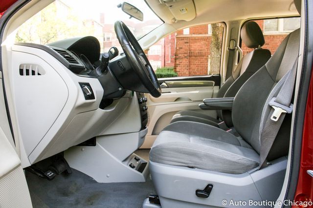 2009 Volkswagen Routan (Red/Gray)