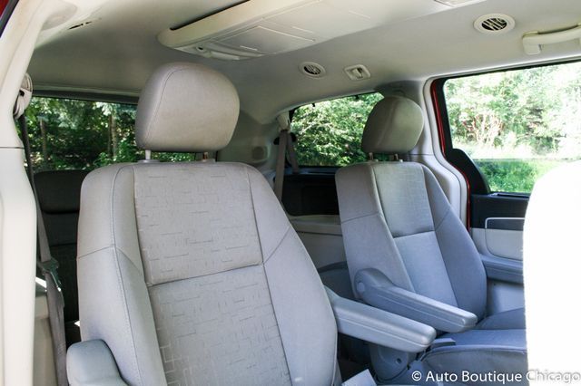 2009 Volkswagen Routan (Red/Gray)