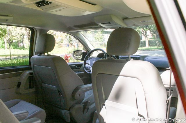 2009 Volkswagen Routan (Red/Gray)