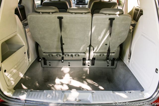 2009 Volkswagen Routan (Red/Gray)