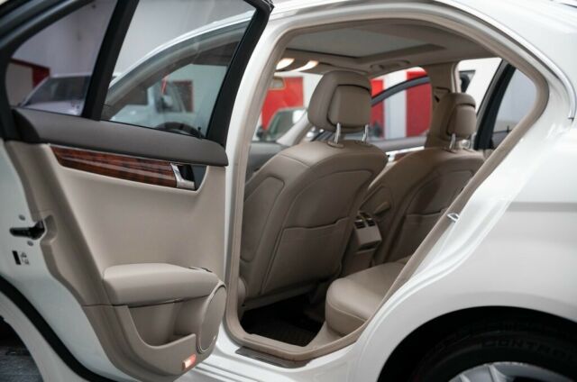 2010 Mercedes-Benz C-Class (White/--)