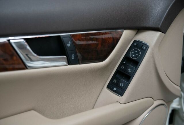 2010 Mercedes-Benz C-Class (White/--)
