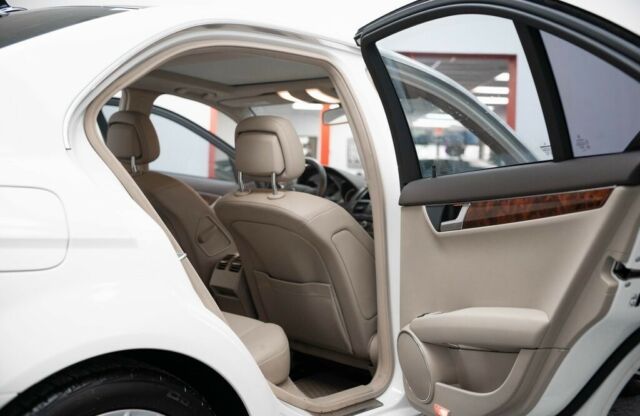 2010 Mercedes-Benz C-Class (White/--)