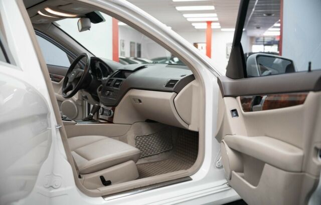 2010 Mercedes-Benz C-Class (White/--)