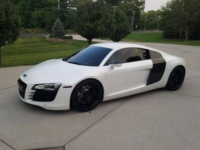 2009 Audi R8 (White/Black)