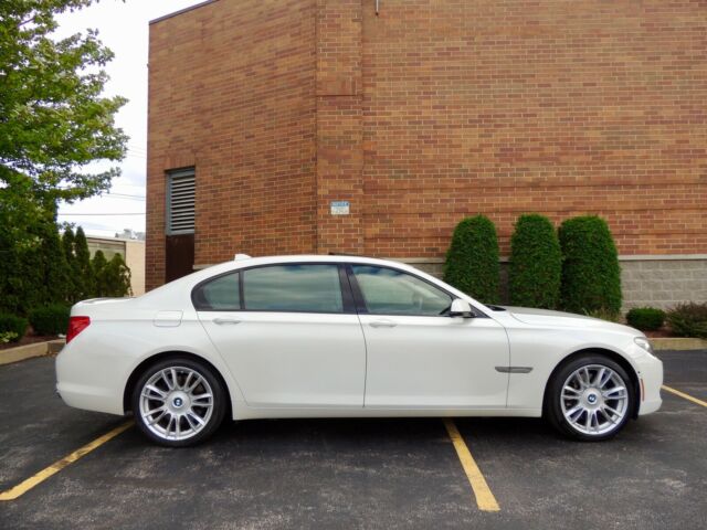 2009 BMW 7-Series (Pearl White/Off white)