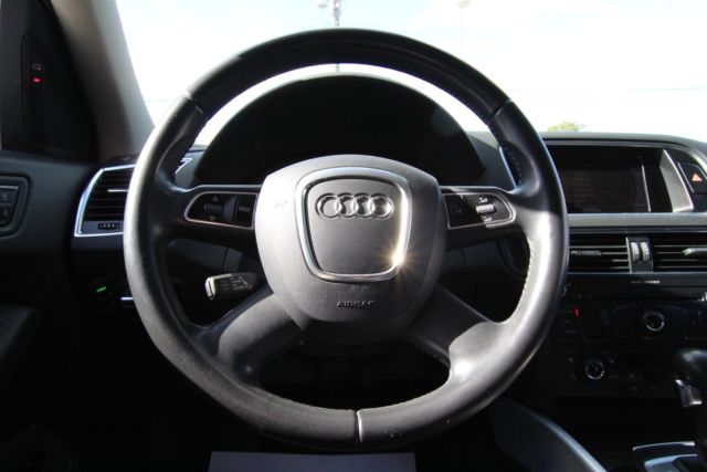 2011 Audi Q5 (White/Black)