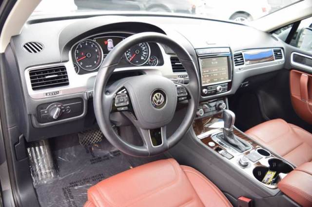 2015 Volkswagen Touareg (Gray/Brown)