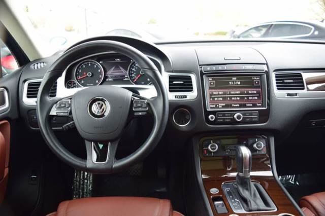 2015 Volkswagen Touareg (Gray/Brown)
