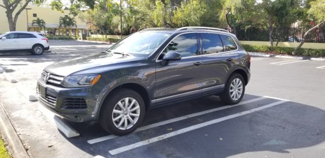 2012 Volkswagen Touareg (Gray/Gray)