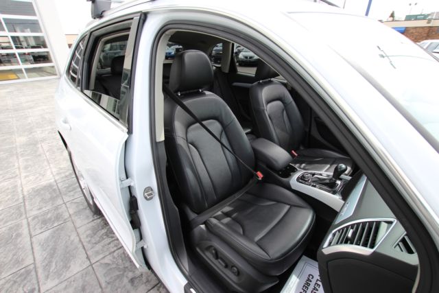 2012 Audi Q5 (White/Black)