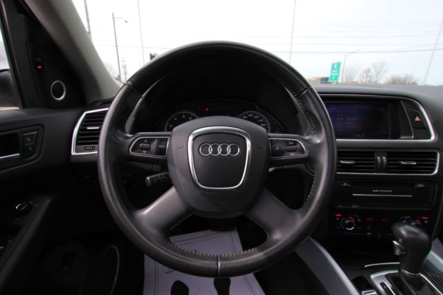 2012 Audi Q5 (White/Black)
