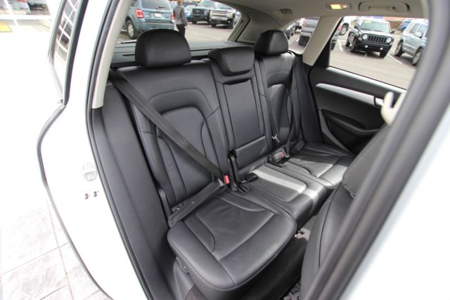 2012 Audi Q5 (White/Black)
