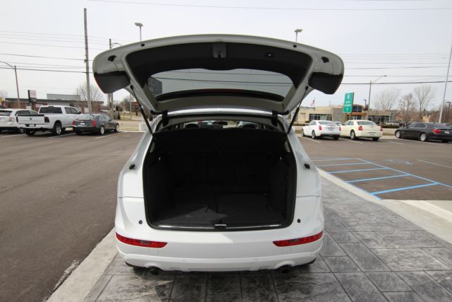 2012 Audi Q5 (White/Black)