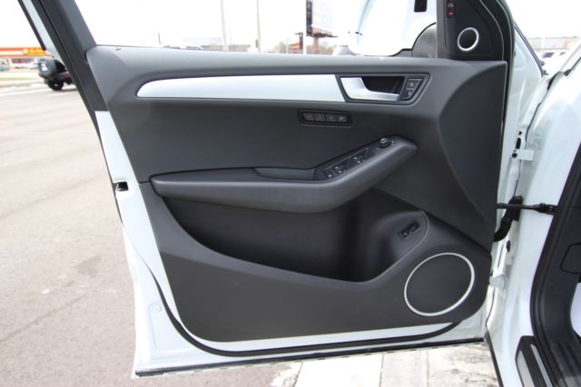 2012 Audi Q5 (White/Black)