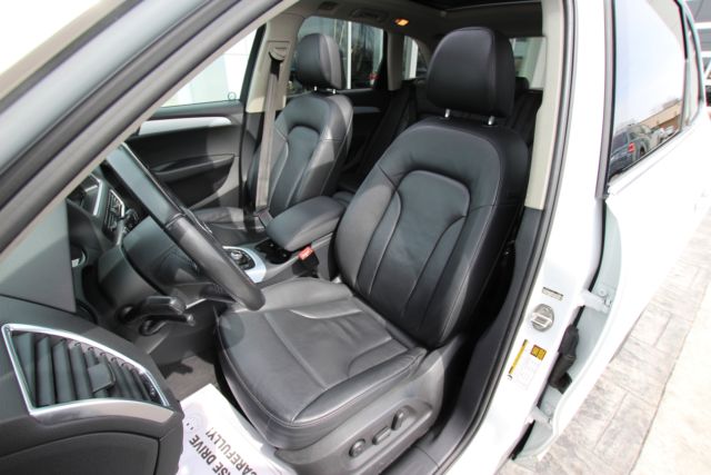 2012 Audi Q5 (White/Black)
