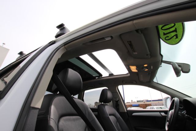 2012 Audi Q5 (White/Black)