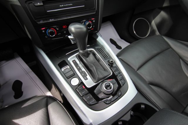 2012 Audi Q5 (White/Black)
