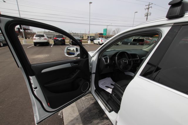 2012 Audi Q5 (White/Black)