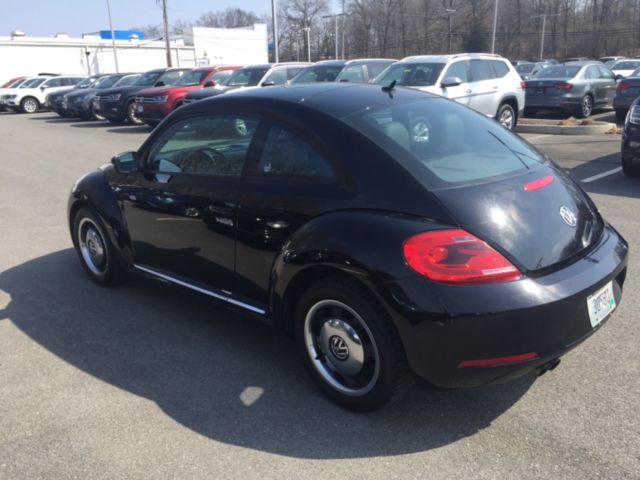 2012 Volkswagen Beetle-New (Black/Black)