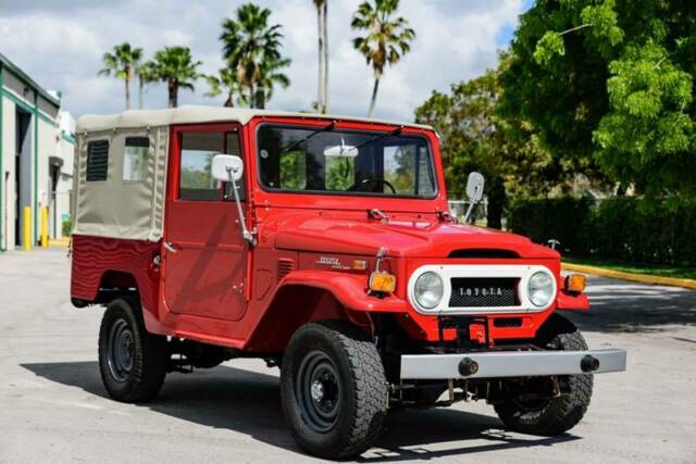 1973 Toyota FJ Cruiser (Red/Black)