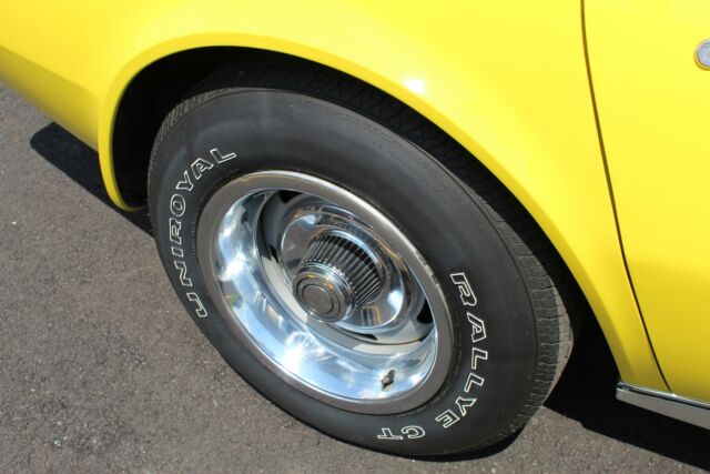 1977 Chevrolet Corvette (Yellow/Black)