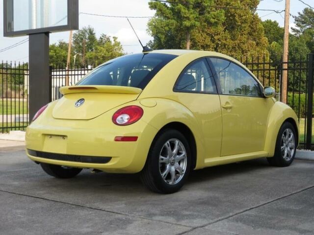2008 Volkswagen Beetle-New (Yellow/Black)