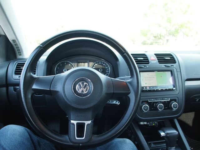 2010 Volkswagen Jetta (White/Black)