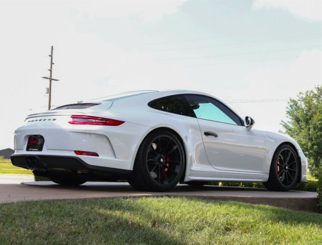 2018 Porsche 911 (White/Black)