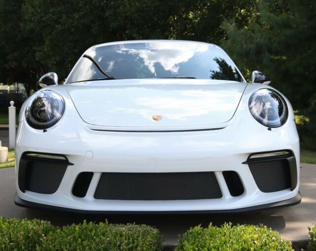 2018 Porsche 911 (White/Black)