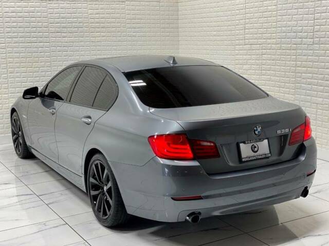 2011 BMW 5-Series (Gray/Black)