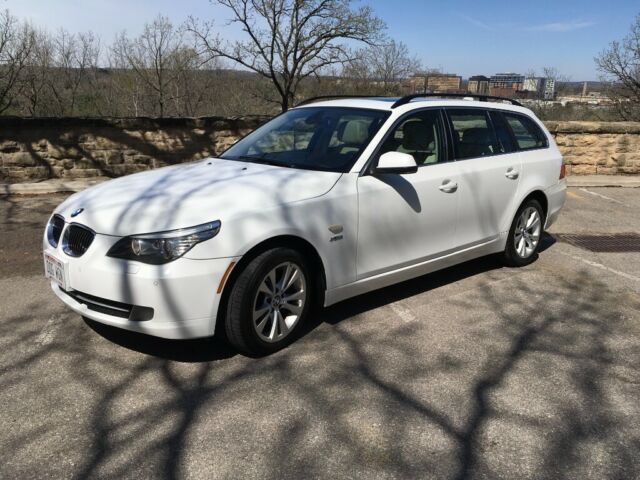 2010 BMW 5-Series (White/Tan)