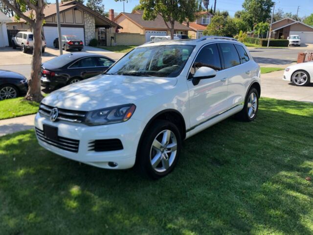 2011 Volkswagen Touareg (White/Black)