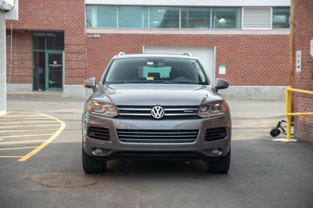 2011 Volkswagen Touareg (Gray/Black)