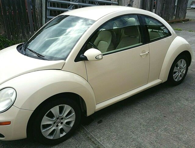 2009 Volkswagen Beetle-New (Tan/Tan)