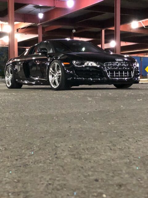 2011 Audi R8 (Black/Red)