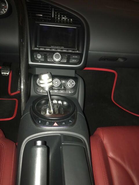 2011 Audi R8 (Black/Red)