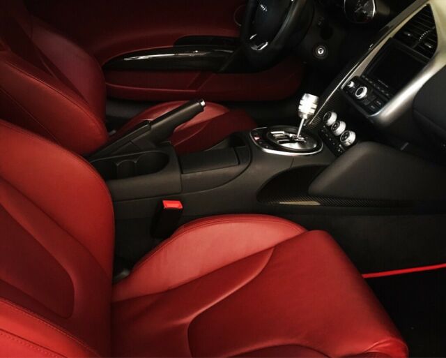2011 Audi R8 (Black/Red)