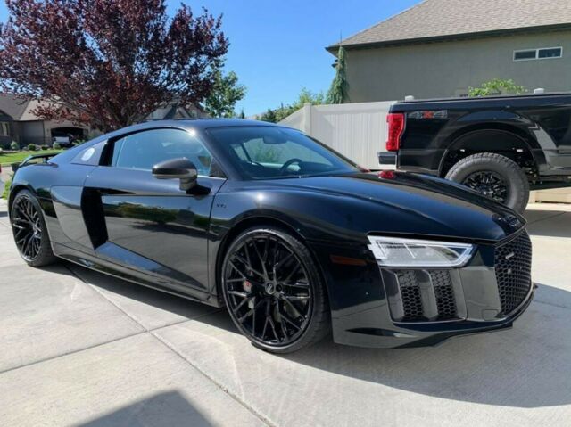 2017 Audi R8 (Black/Black)