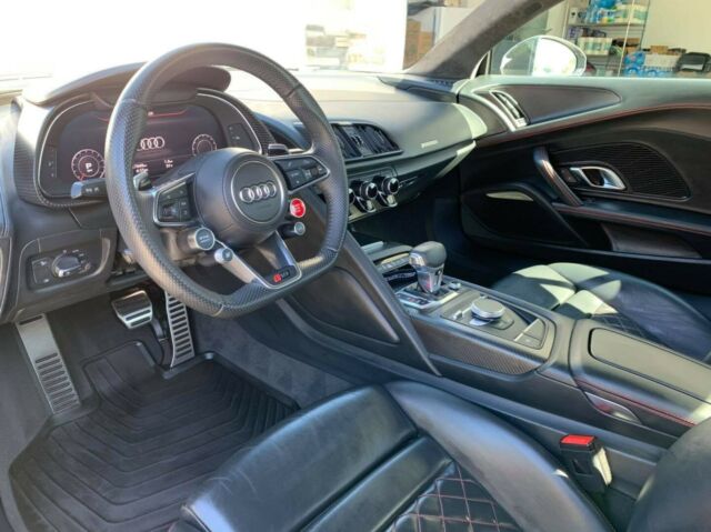 2017 Audi R8 (Black/Black)