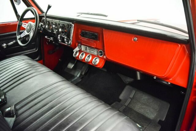 1972 Chevrolet C-10 (Red/Black)