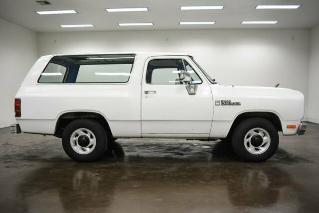 1985 Dodge Ramcharger (White/Blue)